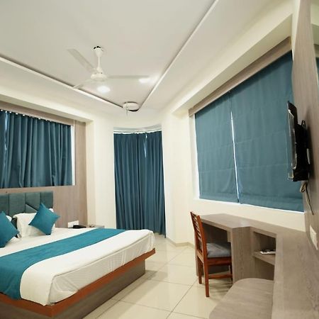 Hotel Hotl Sunsky Vadodara Exterior foto