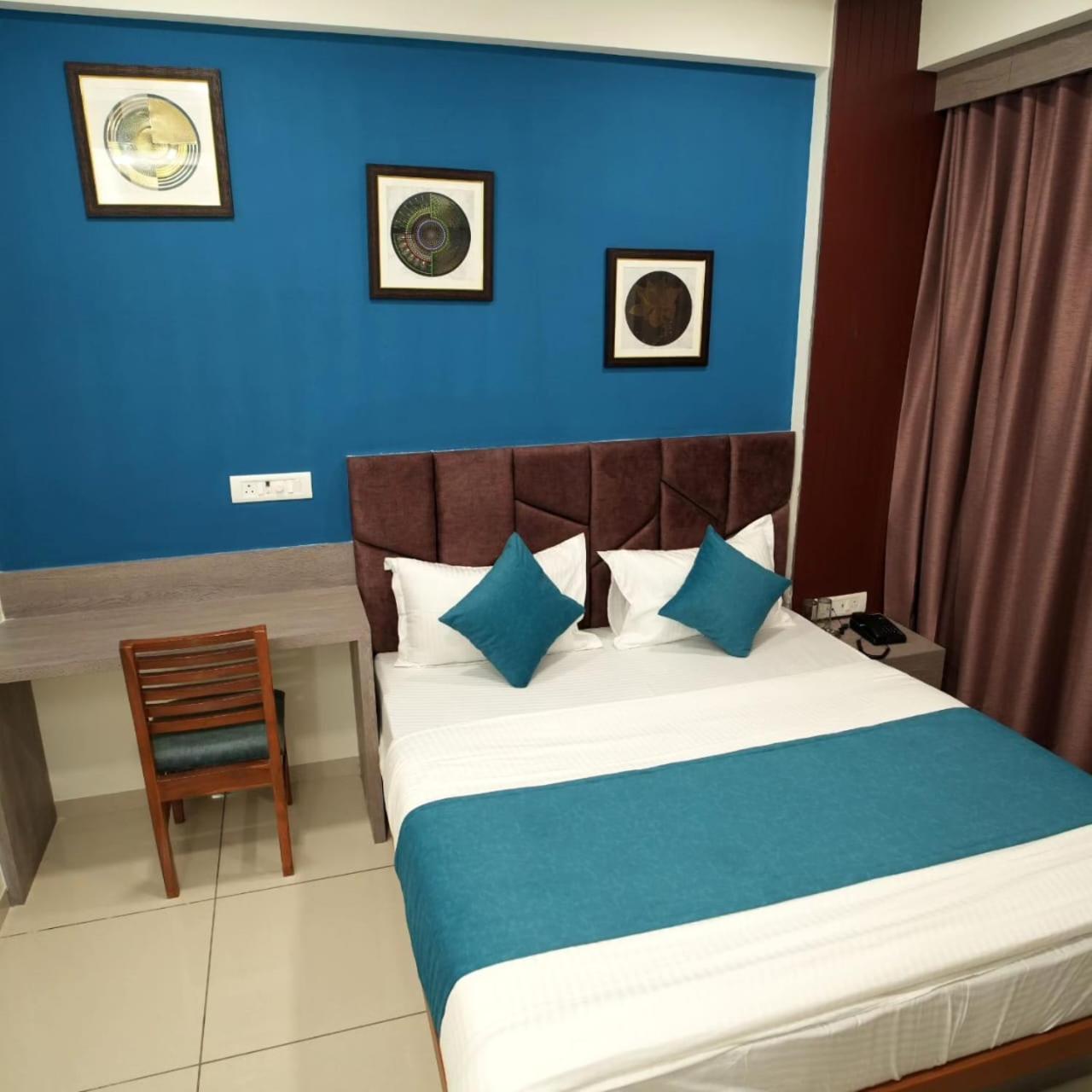 Hotel Hotl Sunsky Vadodara Exterior foto