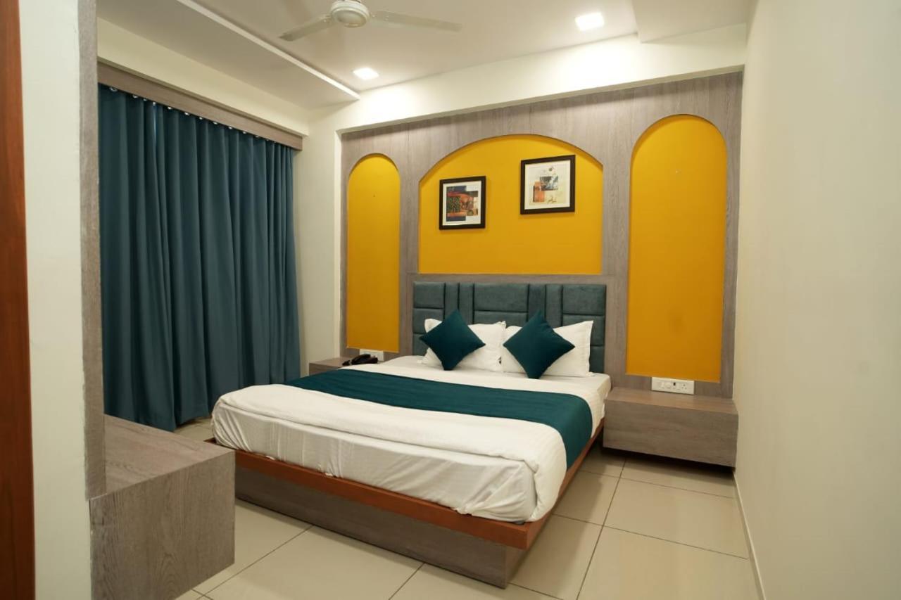 Hotel Hotl Sunsky Vadodara Exterior foto