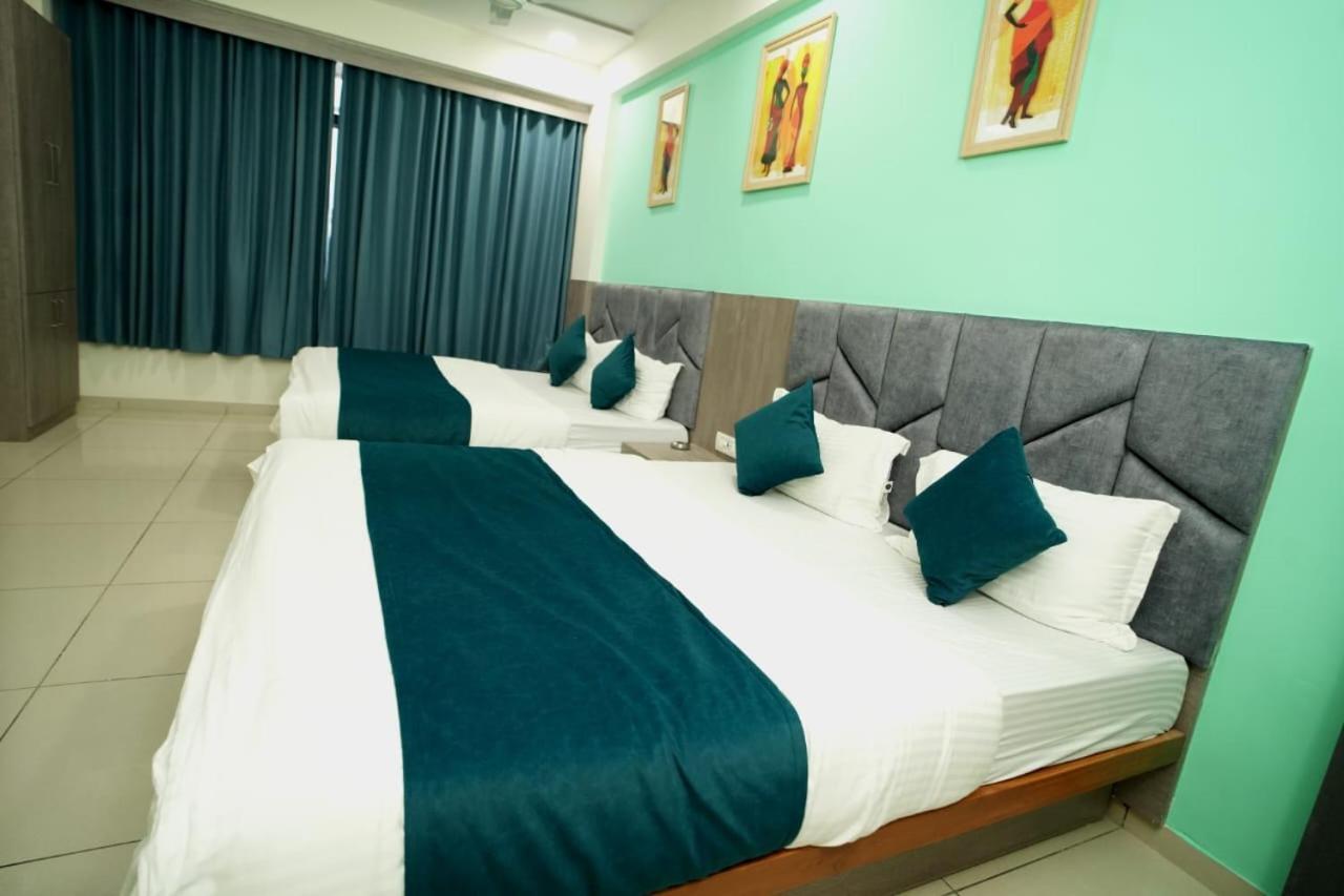 Hotel Hotl Sunsky Vadodara Exterior foto
