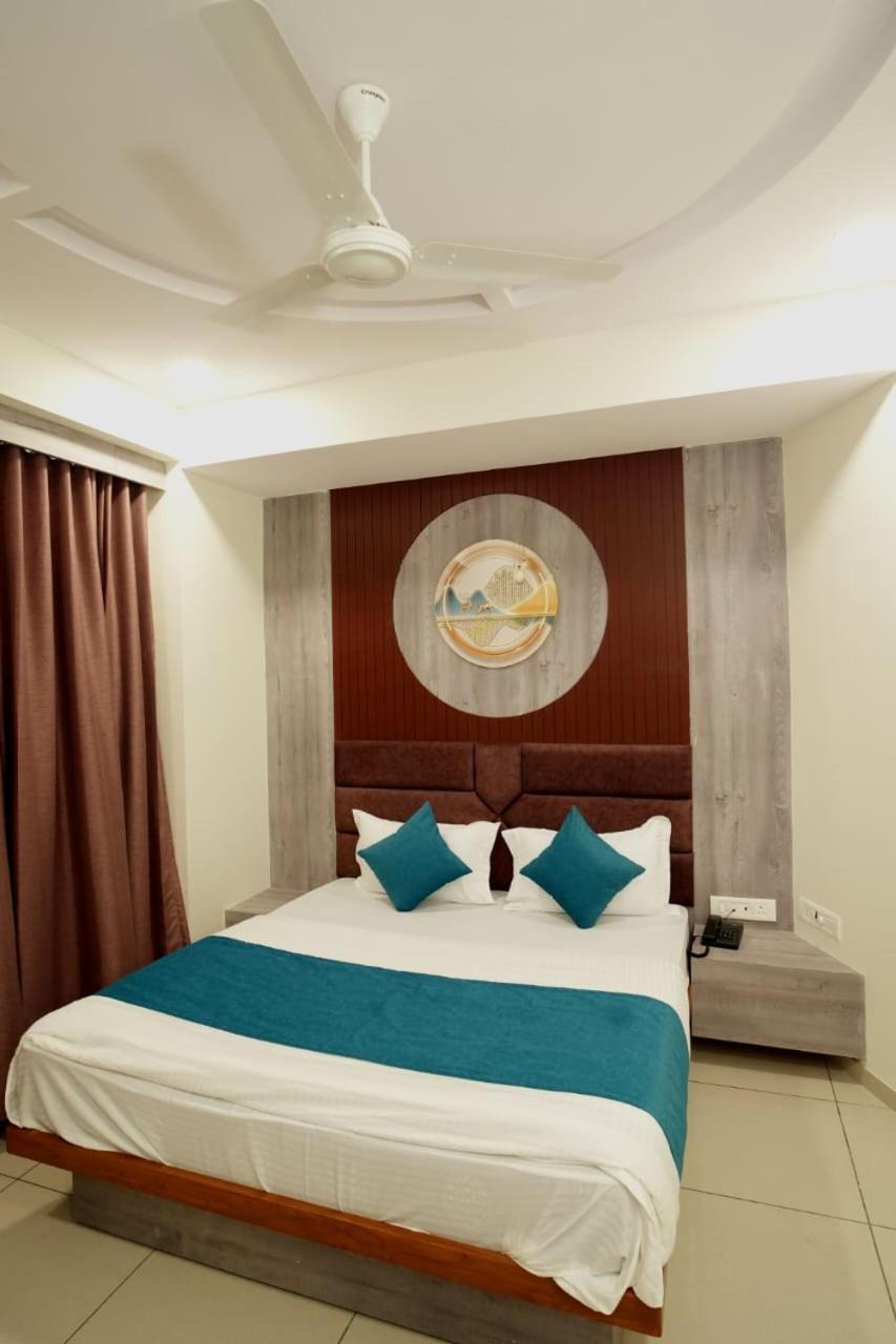 Hotel Hotl Sunsky Vadodara Exterior foto