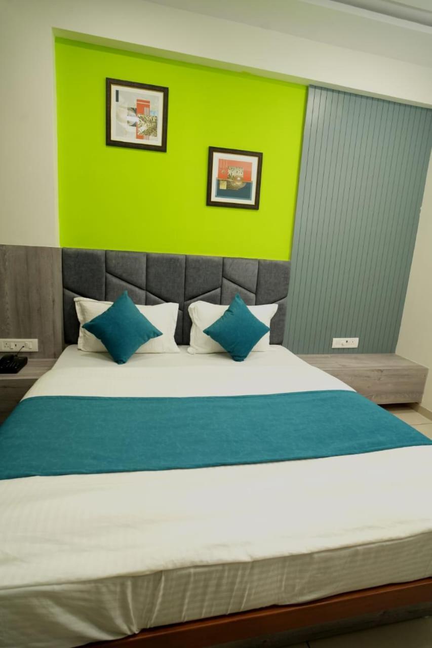 Hotel Hotl Sunsky Vadodara Exterior foto