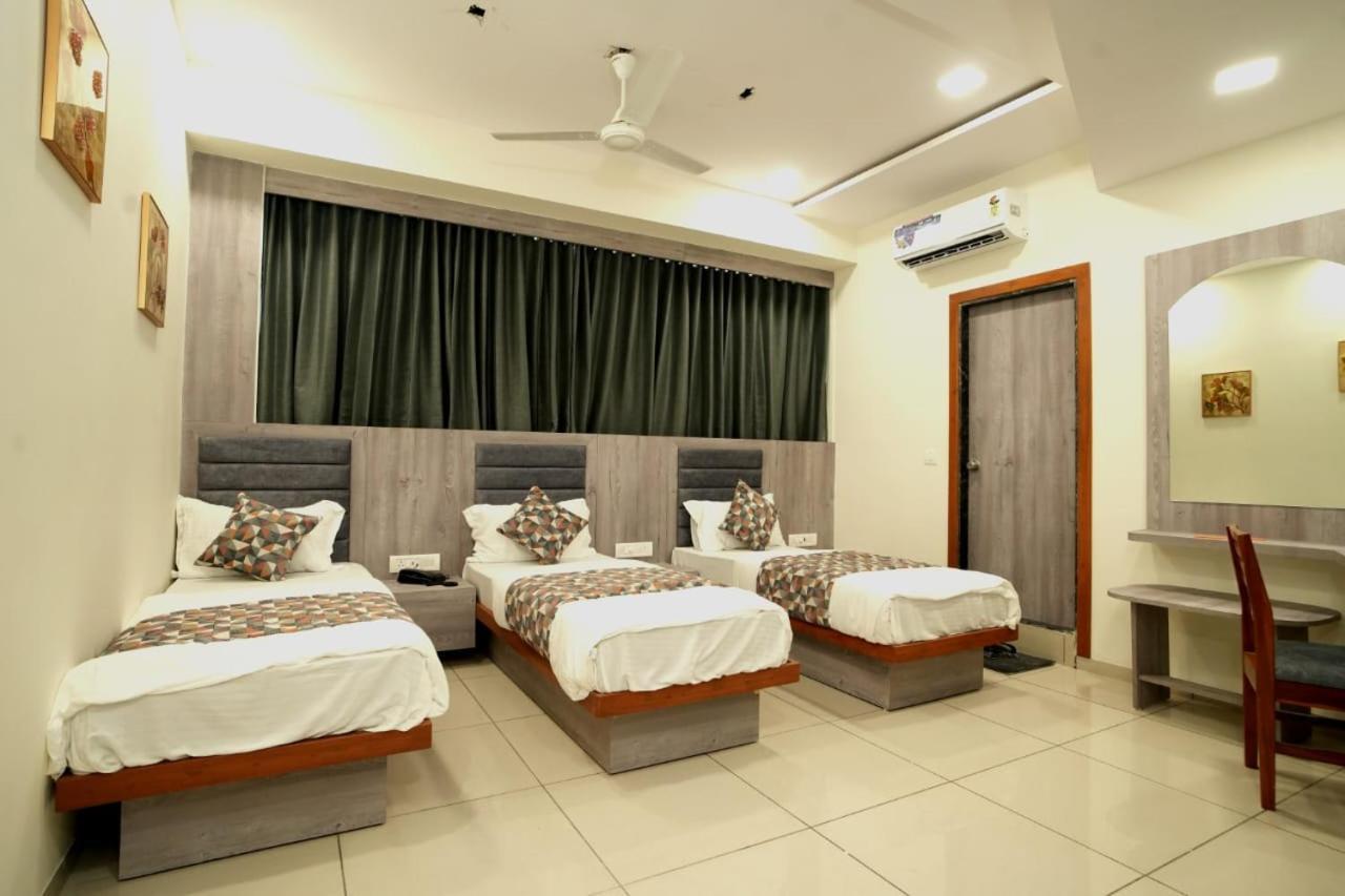 Hotel Hotl Sunsky Vadodara Exterior foto