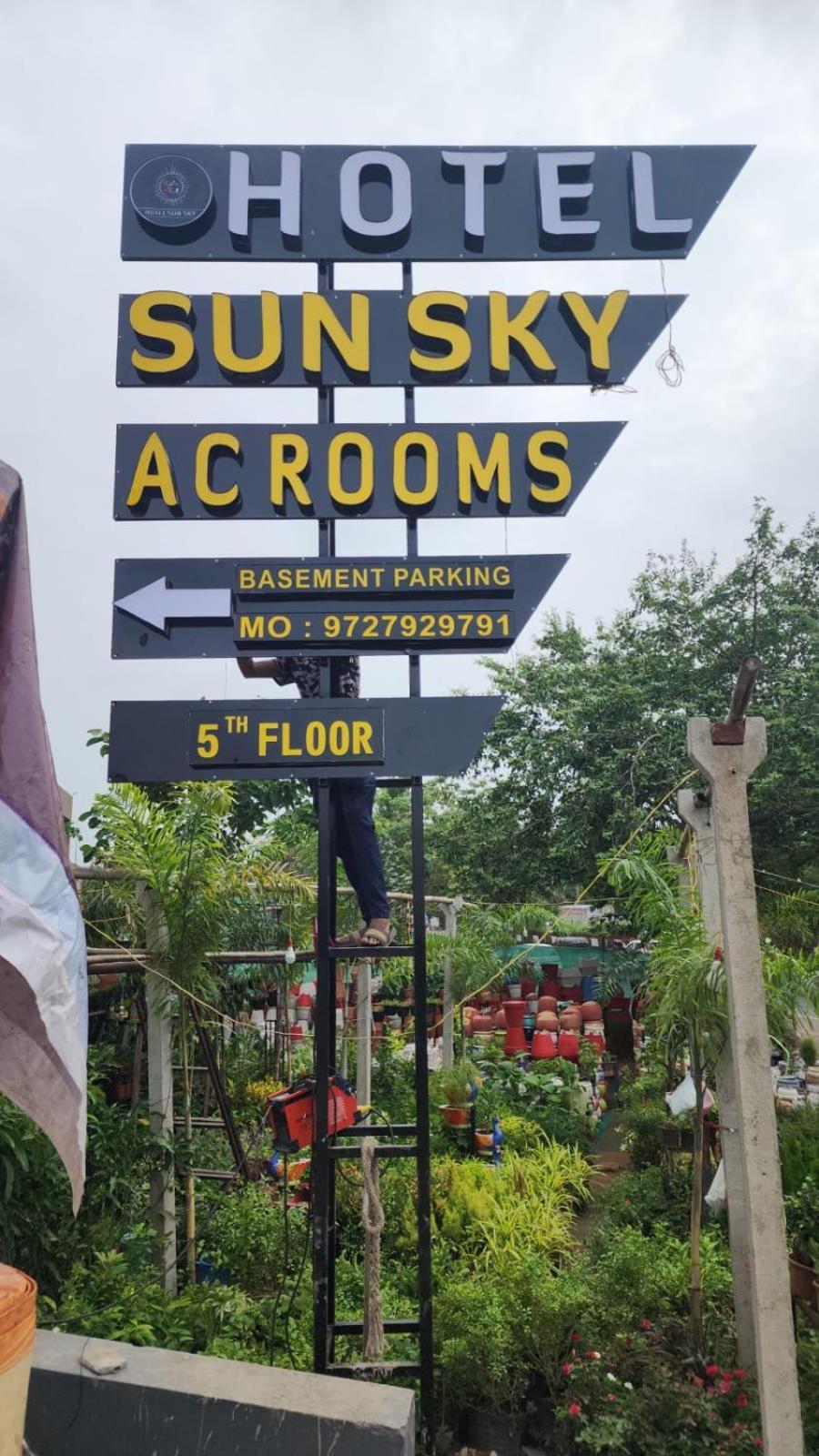 Hotel Hotl Sunsky Vadodara Exterior foto