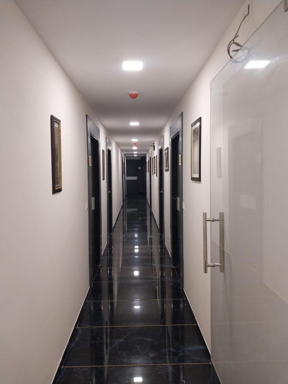 Hotel Hotl Sunsky Vadodara Exterior foto